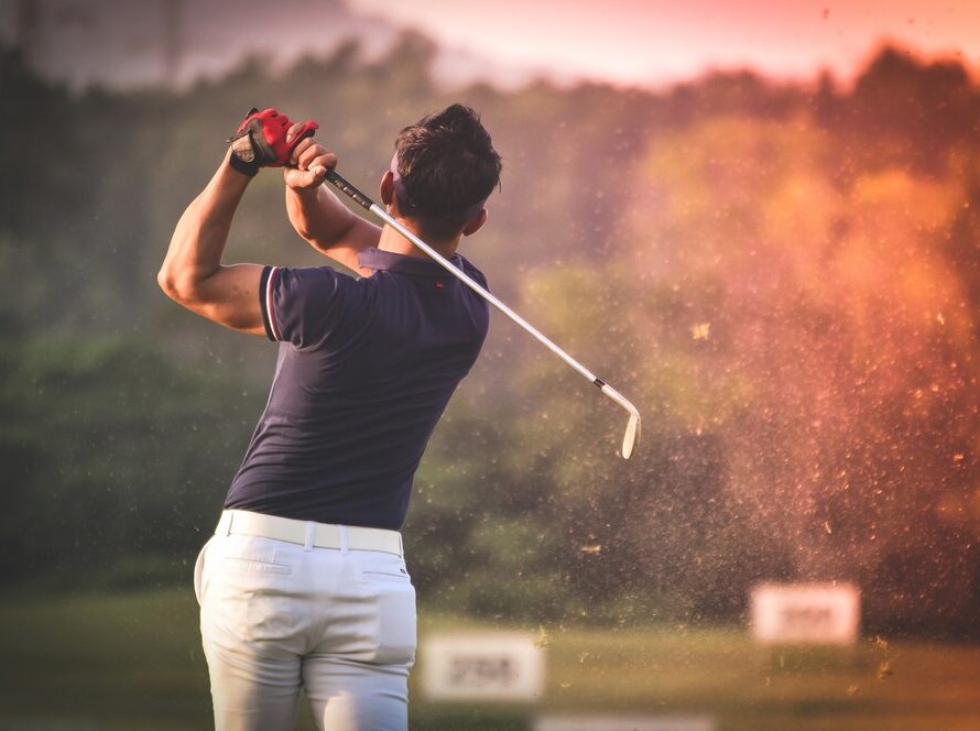 man playing golf 1286 128 1